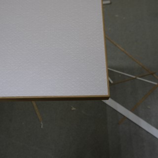 Detaljbild av laminat virrvarr med massiv eklist